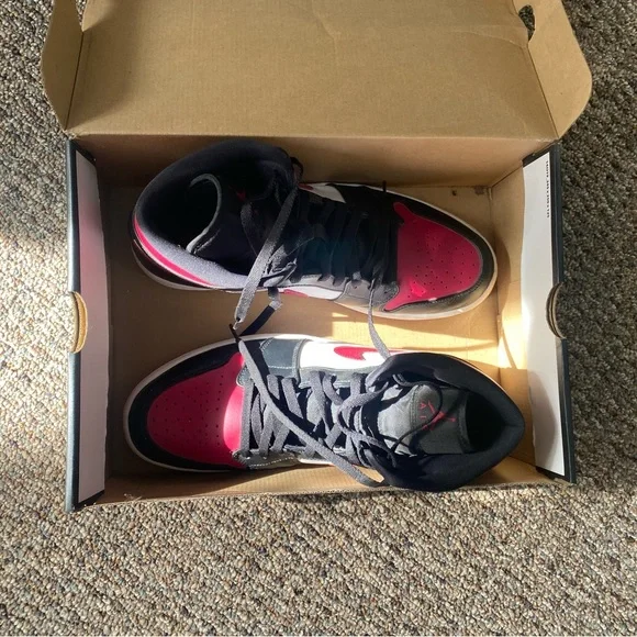 Air Jordan 1’s MID - Picture 2 of 4